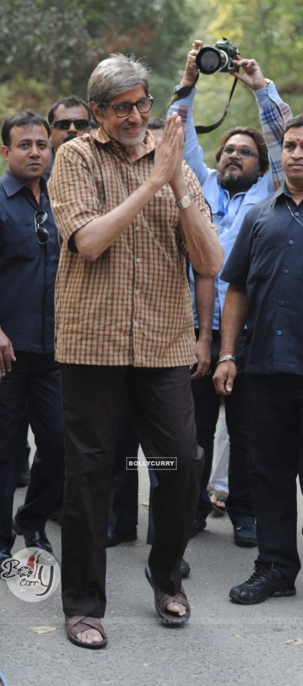 Amitabh Bachchan shoots for "Te3n" in Kolkata (385971)