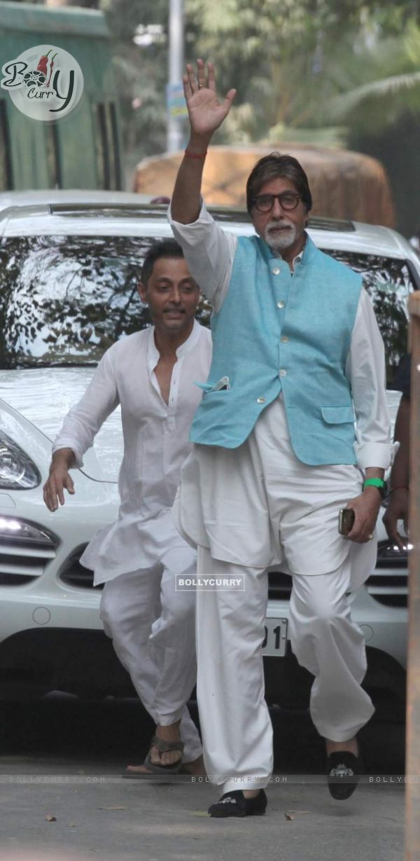Amitabh Bachchan waving at fans during his shoot in Kolkata