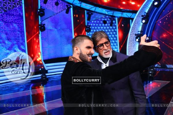 BigB and Ranveer Singh clicking selfies at 'Aaj Ki Raat Hai Zindagi' Show