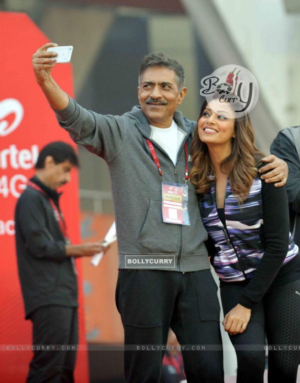 Prakash Jha and Bipasha Basu Clicks a Selfie at Airtel Marathon in Delhi