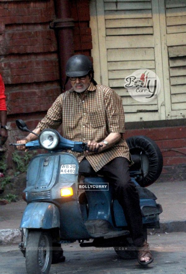 Amitabh Bachchan riding a scooter for "Te3n"