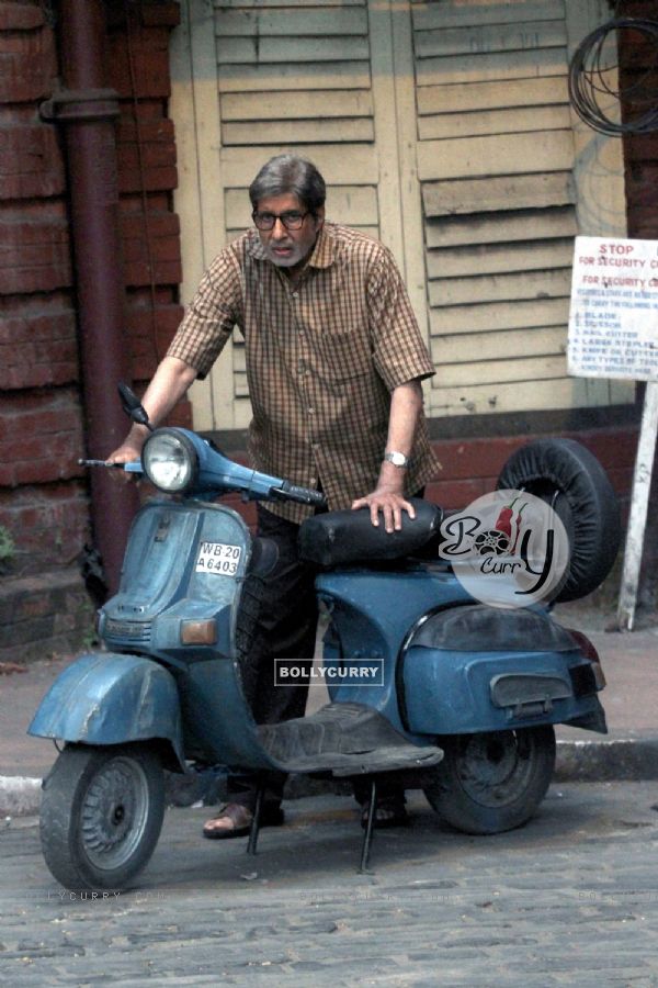 Amitabh Bachchan shooting for a scene in "Te3n"