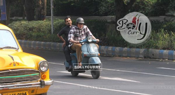 Amitabh Bachchan riding scooter around Kolkata for "Te3n" with Nawazuddin Siddiqui as pillion rider (386163)