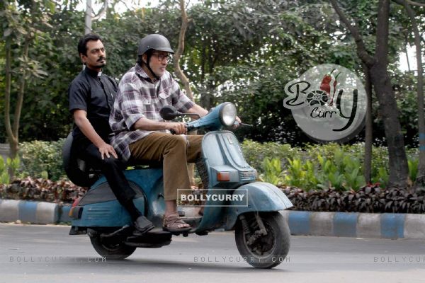 Amitabh Bachchan and Nawazuddin Siddqui riding on scooter around Kolkata shooting for "Te3n" (386167)