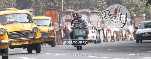 Amitabh Bachchan riding scooter around Kolkata for "Te3n" with Nawazuddin Siddiqui as pillion rider (386168)