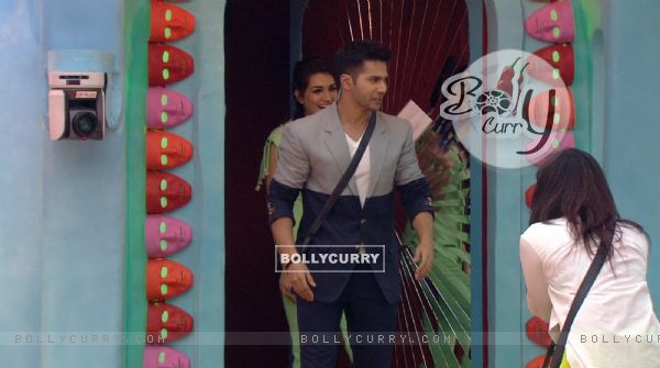 Varun Dhawan and Kriti Sanon in Bigg Boss 9 House for Promotions of 'Dilwale'