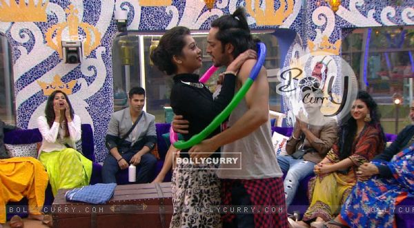 Digangana and Rishab Performs in Bigg Boss house During Promotions of 'Dilwale'