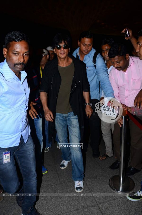 SRK Snapped at Airport