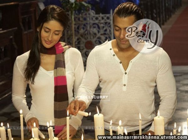Salman and Kareena lighting candles (38657)