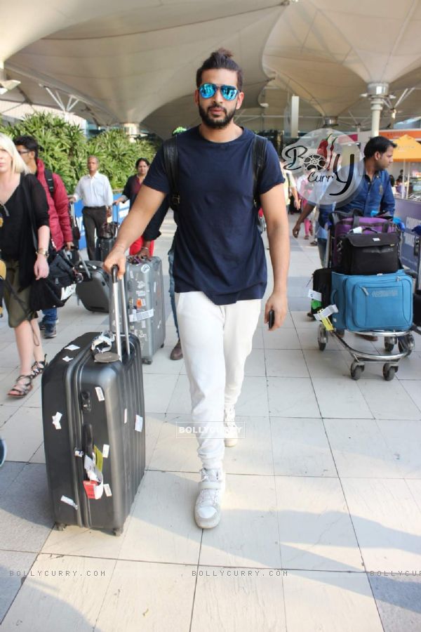 Karan Kundra Snapped at Airport