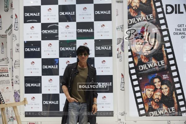Shah Rukh Khan at Promotions of Dilwale at 'Mumbai Duty Free T2'