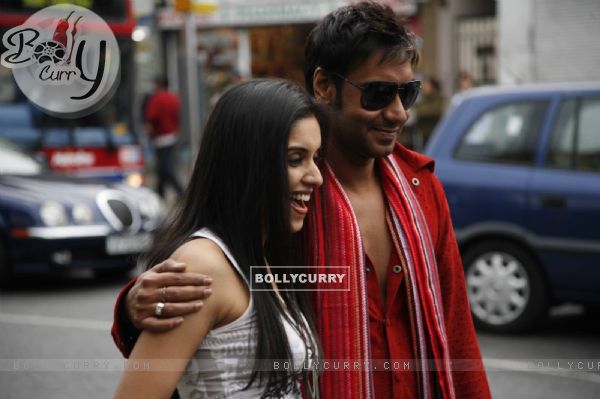 Ajay Devgan with Asin in London Dreams movie (38665)