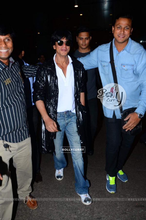Shah Rukh Khan Snapped at Airport