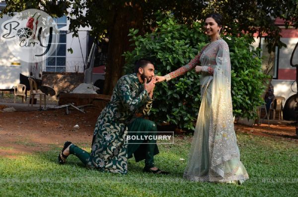 Ranveer kisses Deepika's hand at Promotions of 'Bajirao Mastani' on 'Swaragini'