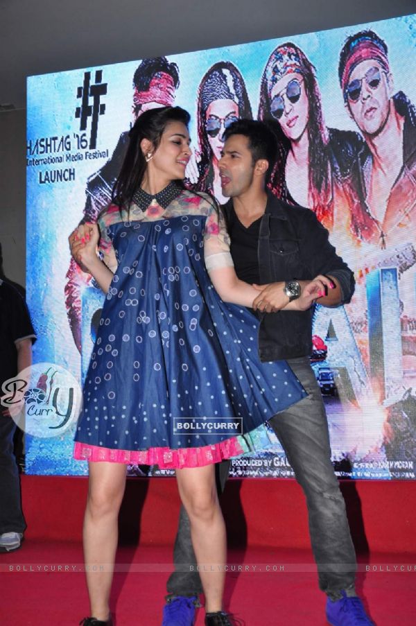 Varun Dhawan and Kriti Sanon performing at Promotions of 'Dilwale' at Mithibai College (387077)