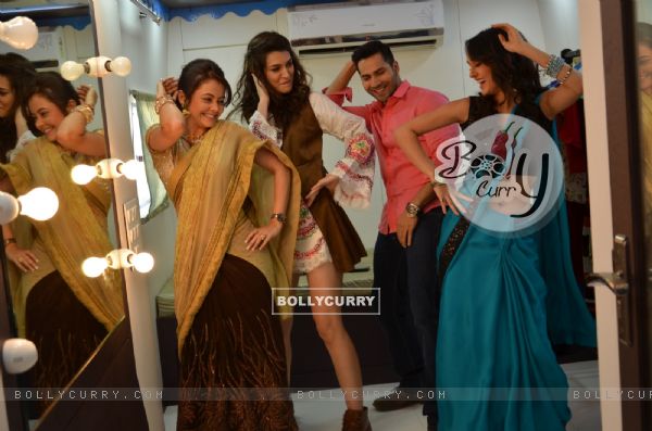 Varun - Kriti Shakes a Leg with Gopi and Meera of Saath Nibhana Saathiya During Promotions (387185)