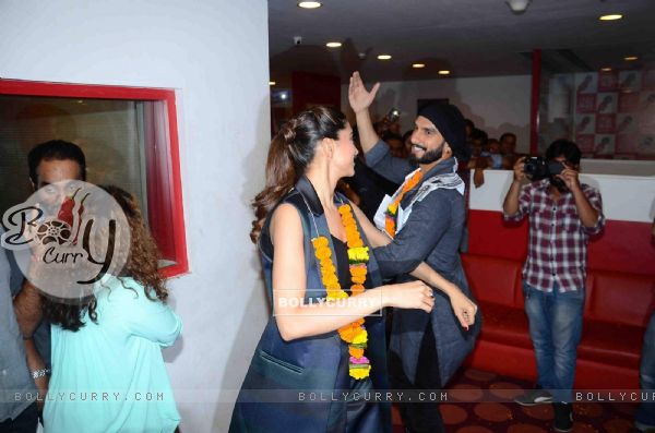 Deepika and Ranveer Dacnces on the Beats at Promotions of Bajirao Mastani at Red FM