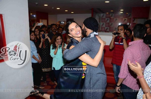 Deepika Padukone and Ranveer Singh- Fun time During Promotions of Bajirao Mastani at Red FM (387217)