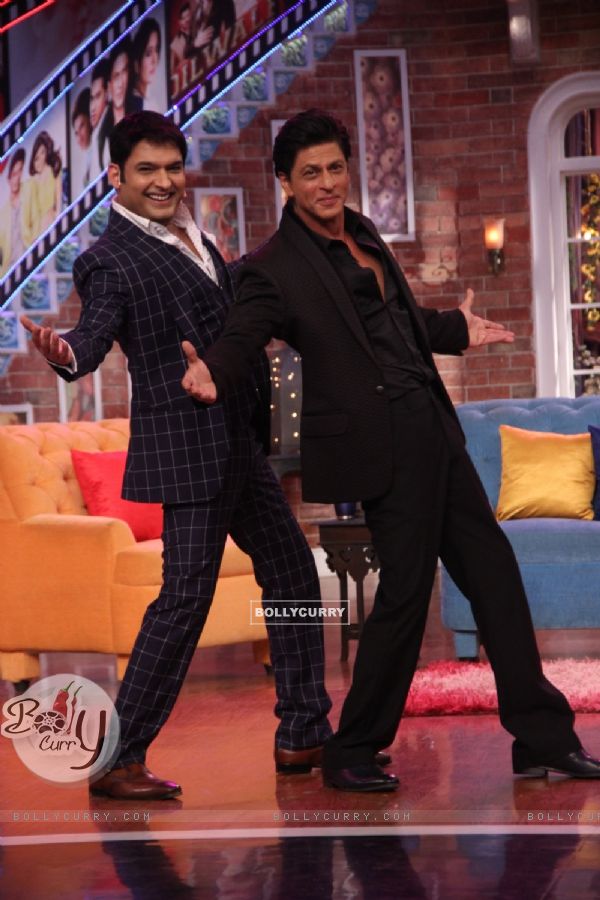 Kapil Sharma Strike a SRK Pose during Promotions of Dilwale on Comedy Nights with Kapil (387281)