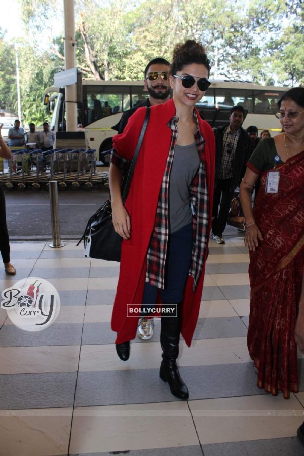 Ranveer - Deepika Snapped at Airport