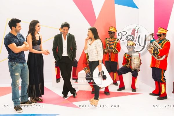 Varun, SRK and Kriti with Garima on Zoom's 'Yaar Mera Superstar' Show for Promotions of Dilwale (387402)