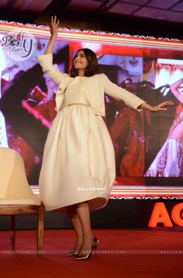 Sonam Kapoor shakes a leg on Aaj Tak Agenda