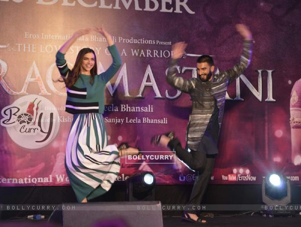 Ranveer and Deepika Shakes a Leg on Pinga During Promotions of Bajirao Mastani at Gurgaon