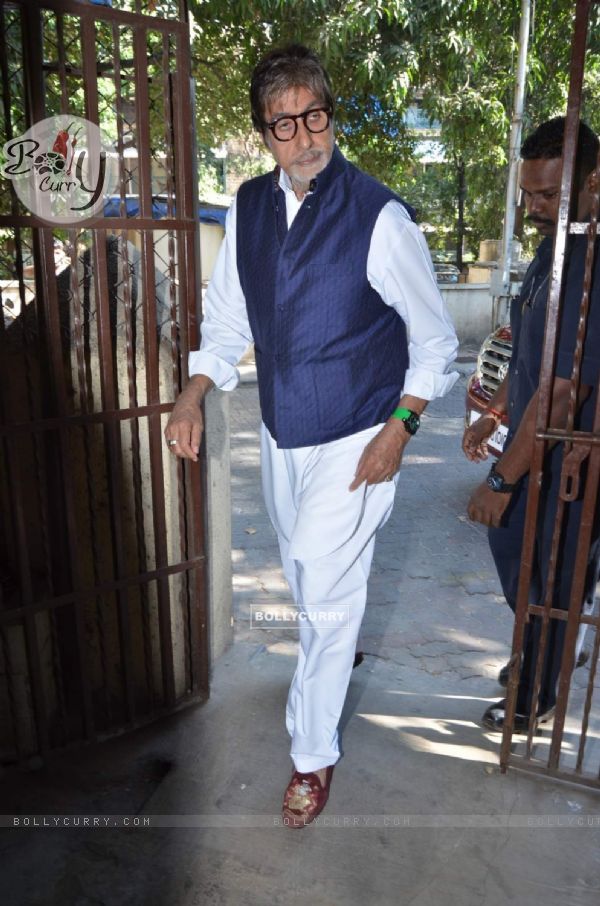 Amitabh Bachchan arrives at a Recording Studio