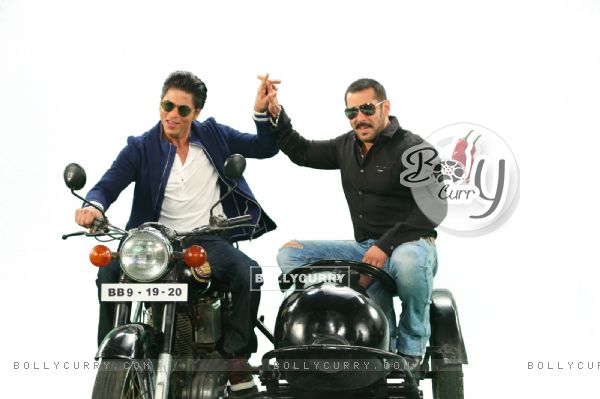 Shah Rukh  and Salman Comes together for Bigg Boss 9 - 19th and 20th Dec