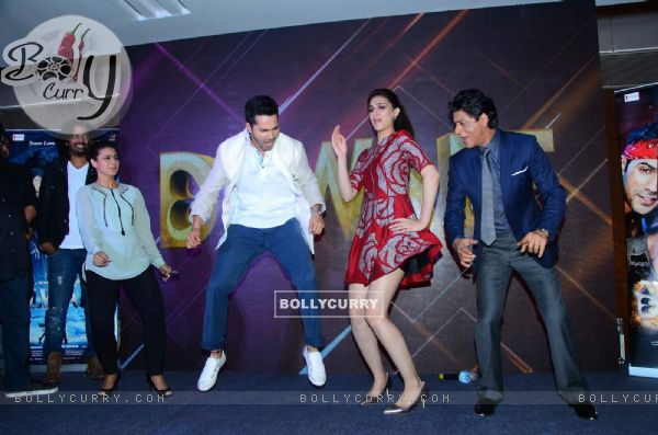 Varun Dhawan and Kriti Sanon Shakes a Leg with SRK- Kajol at Launch of 'Tukur Tukur' Song of Dilwale (387898)