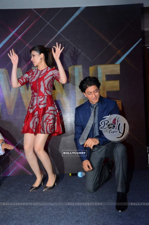 Kriti Sanon Shakes a Leg with Shah Rukh Khan at Launch of 'Tukur Tukur' Song of Dilwale (387899)