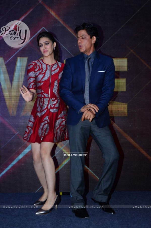 Kriti Sanon Shakes a Leg with Shah Rukh Khan at Launch of 'Tukur Tukur' Song of Dilwale (387900)