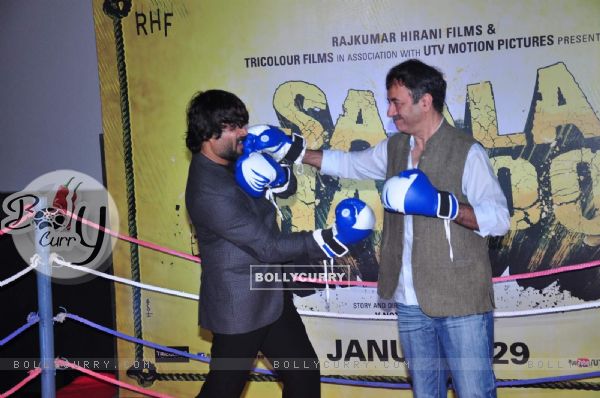 Rajkumar Hirnai Punches R Madhavan at Trailer Launch of 'Saala Khadoos' (388083)