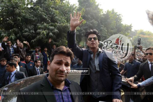 SRK at Promotions of Dilwale in Delhi (388352)