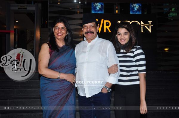 Govind Namdeo with his daughter and wife at Special Screening of Dilwale (388364)