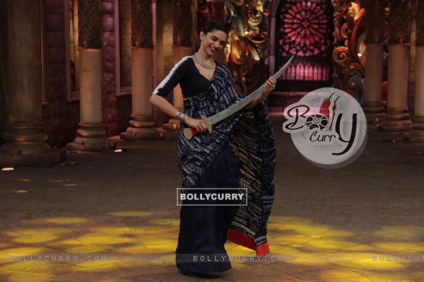 Deepika at Promotions of Bajirao Mastani on Comedy Nights Bachao (388426)