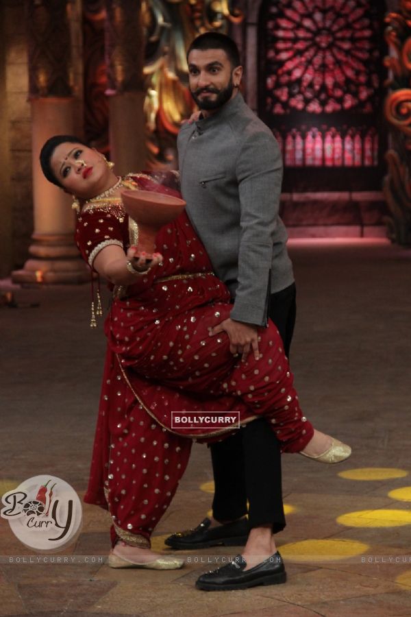 Bharti and Ranveer Singh at Promotions of Bajirao Mastani on Comedy Nights Bachao (388427)