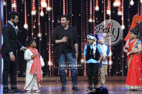 Sunny Deol and host Rithvik Dhanjani at Promotions of Ghayal Once Again on India's Best Dramebaaz
