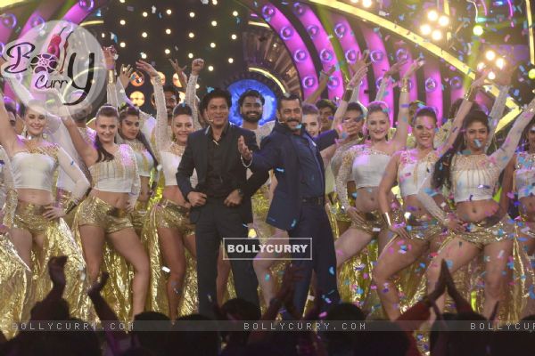 Salman Khan Strike a pose of Shah Rukh Khan during a dance performance on Bigg Boss 9