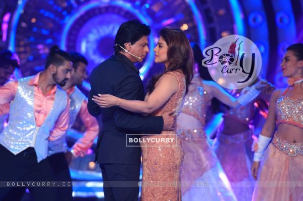 Shah Rukh Khan  and Kajol Performs during Promotions of Dilwale on Bigg Boss 9 (388687)