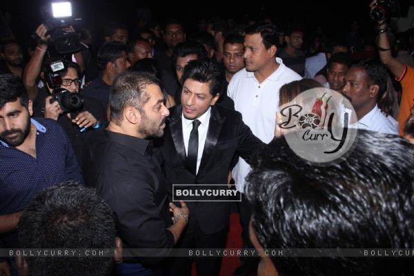 Shah Rukh Greets Salman at the Backstage of Stardust Awards