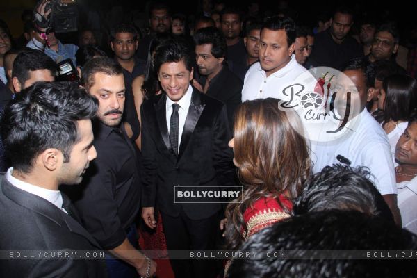 Salman meets the cast of Dilwale at the Backstage of Stardust Awards (388823)