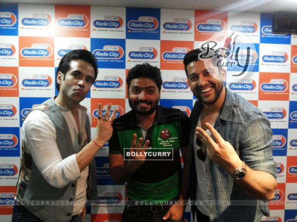 Tusshar Kapoor and Aftab Shivdasani goes Live on Radio City for Promotions of Kyaa Kool Hain Hum 3 (389044)