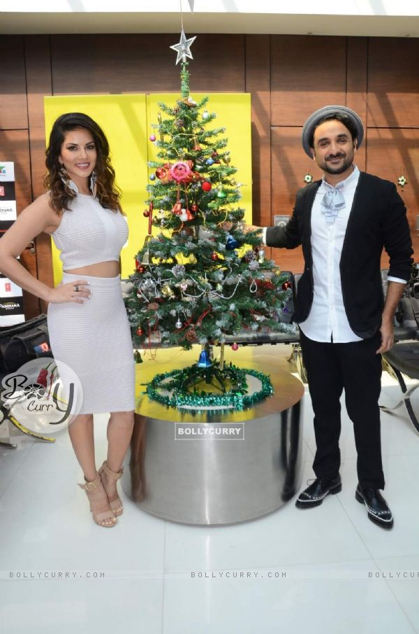 Sunny Leone Celebrates Christmas With 'Mastizaade Co Star' Vir Das (389166)