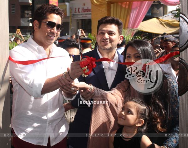 Sachin endulkar inaugurates Umang & Shraddha Mehta Store