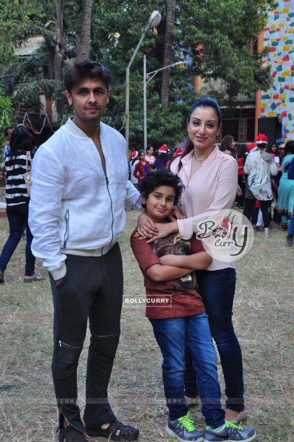Sonu Niigam poses with Wife and Son at the Christmas Celebrations