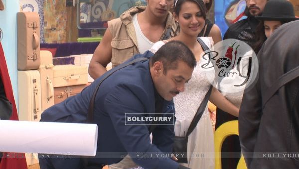 Salman Khan's Draws 'Jesus Christ' during Celebration in Bigg Boss 9 House