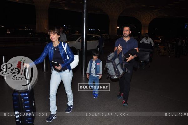 Emraan Hashmi Leaves with family for New Year's - Snapped at Airport