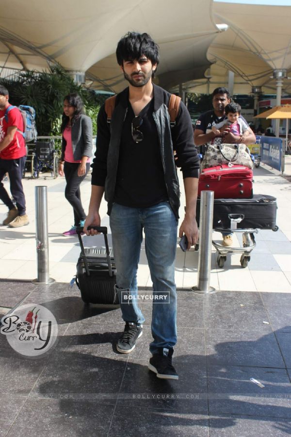 Kartik Aaryan Snapped at Airport