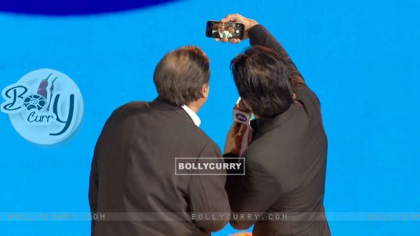 Shah Rukh Khan Clicks a Selfie with Mukesh Ambani at Launch of Reliance Jio